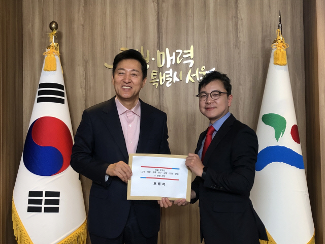 호준석 국민의힘 서울 구로갑 후보가 6일 서울시청에서 오세훈 서울시장을 만나 정책건의서를 전달하고 기념촬영을 하고 있다. 호준석 캠프 제공